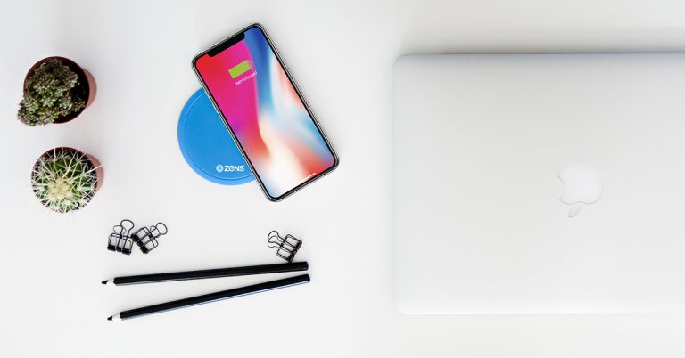 ZENS Built-in PuK 3 while fast charging Apple iPhone X Lifestyle Image