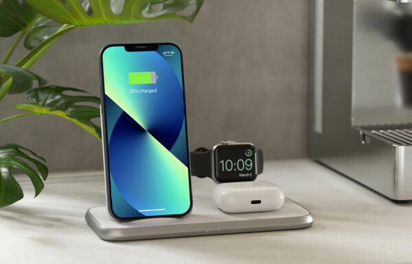 ZEDC15W - 4 in 1 Stand+Watch Wireless Charger Aluminium Lifestyle with iPhone 13