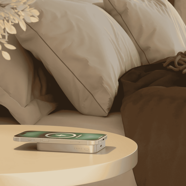 Zens Powerbank Pro 1 Slim 10.000 mAh White - lifestyle